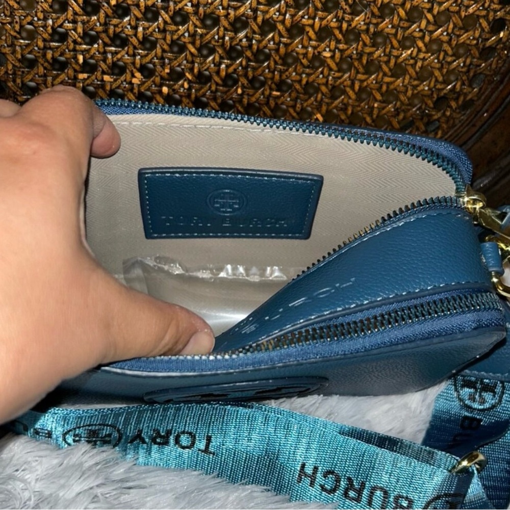 NWT Tory Burch Blue Pebbled Leather Crossbody Bag - Picture 4 of 8
